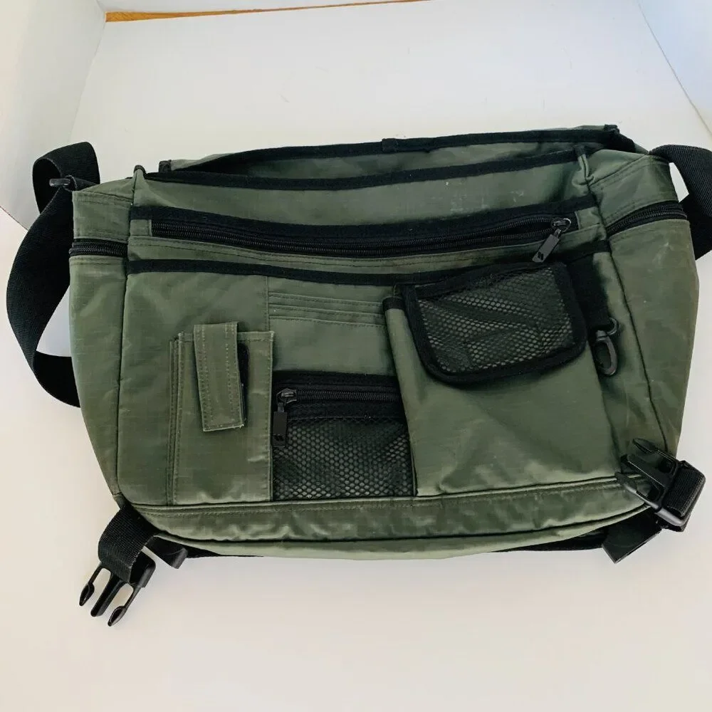 MESSENGER BAG OLIVE DKNY “ official uniform of NYC “ Storage Abounds UNI…